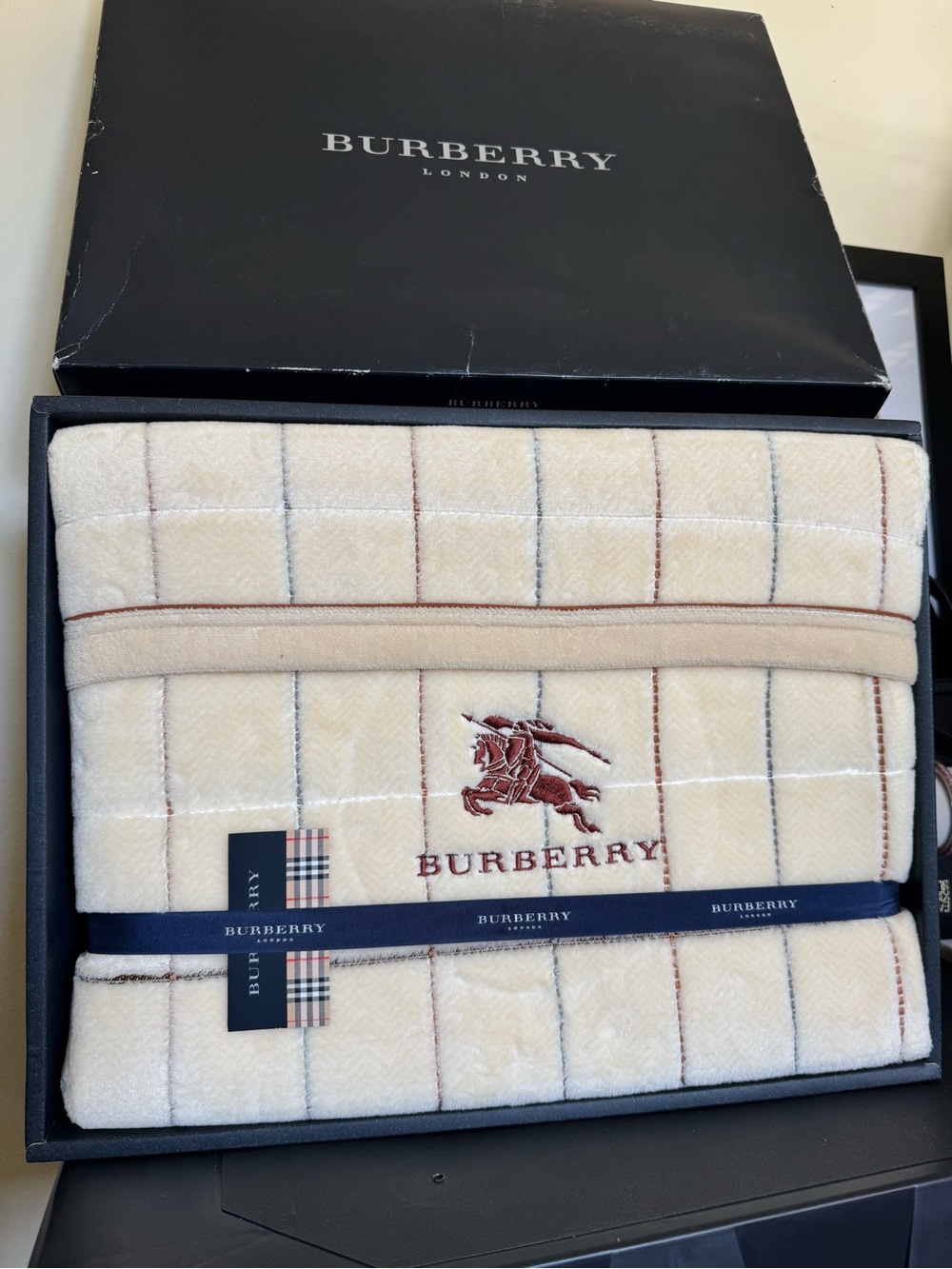 New Burberry Nova Check Equestrian Cotton Blanket - Picture 3 of 4
